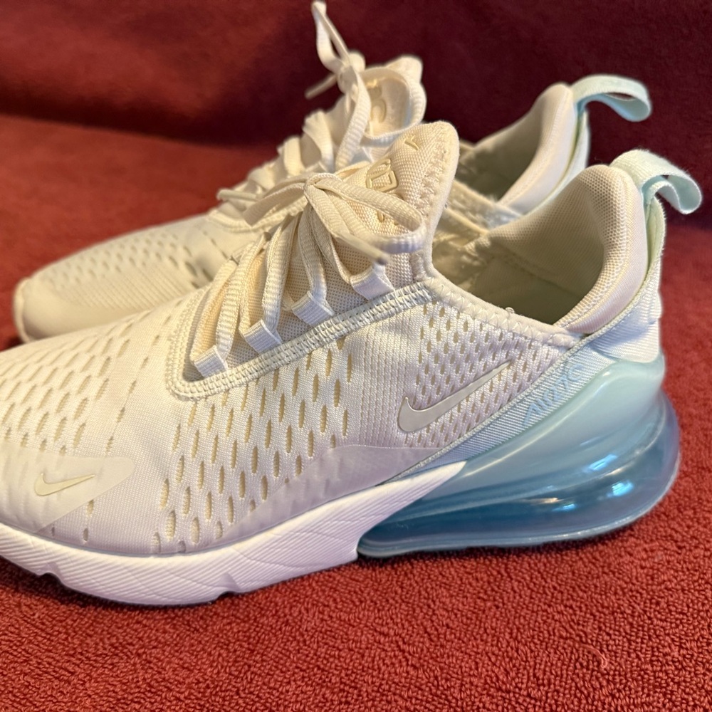 Nike Air Max 270 in Sail and Glacier Blue